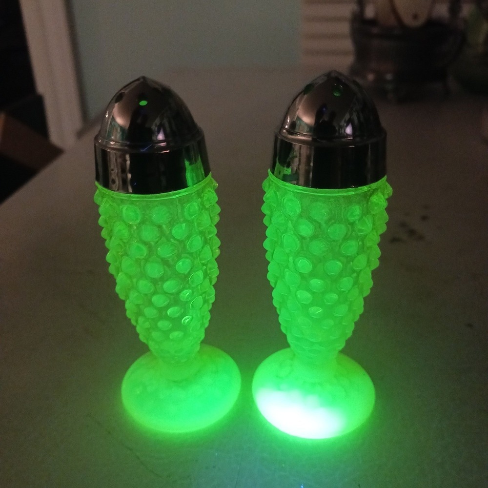 Fenton Uranium Glass Vaseline Topaz Opalescent Hobnail Salt Pepper Shakers glass